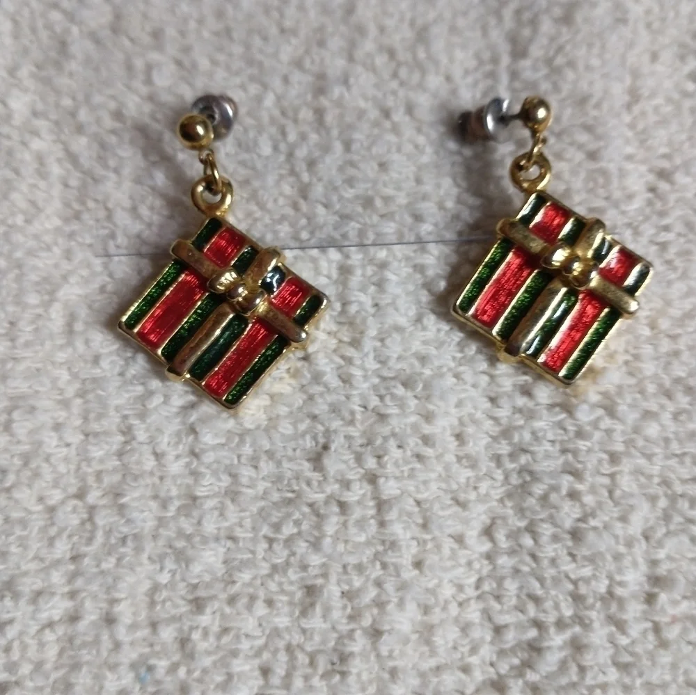 Christmas present post earrings